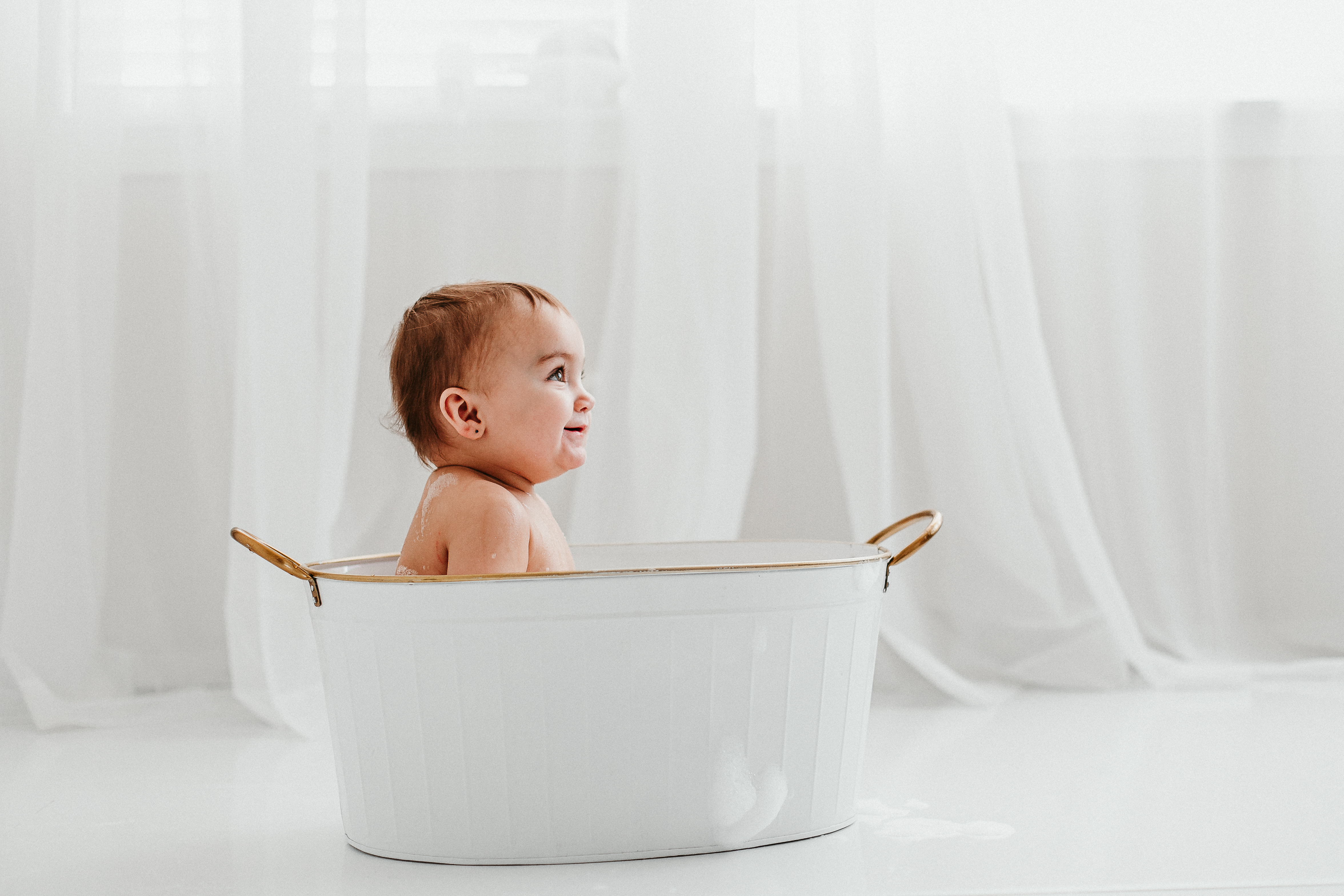 cake smash & bath session photographed by Heidi rakas for eugene photo studio