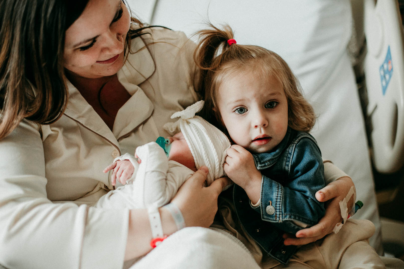 fresh 48 lifestyle newborn session documenting siblings meeting their baby sister for the first time