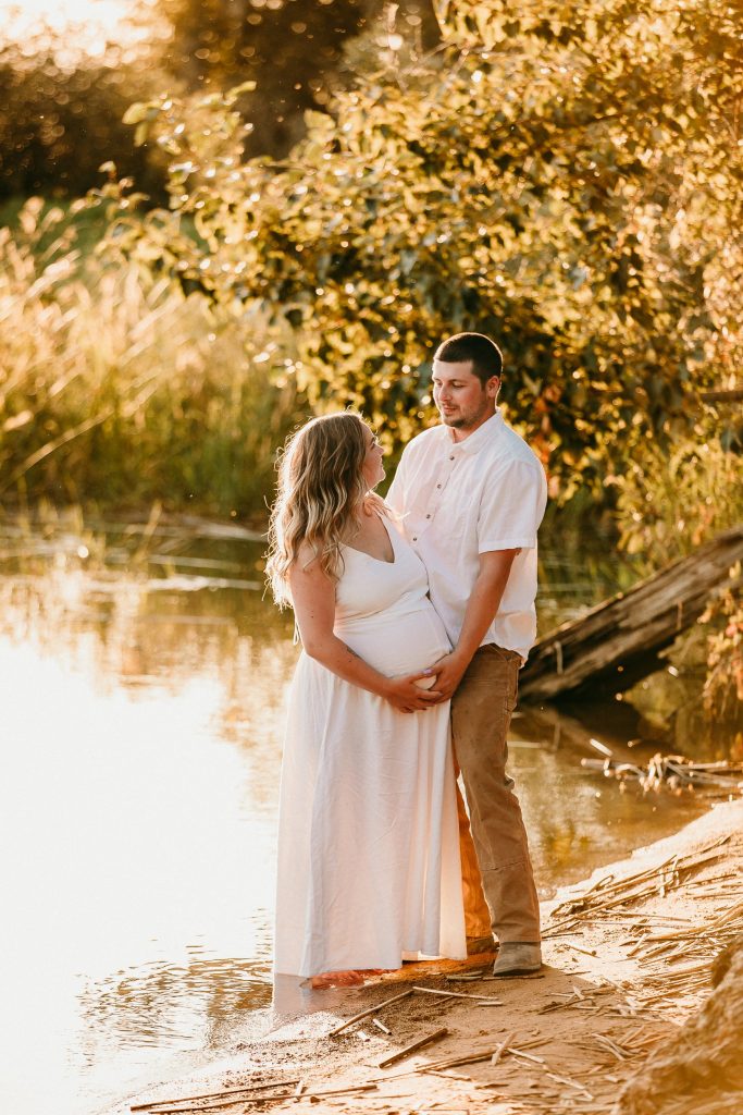 sunset maternity photoshoot in eugene oregon