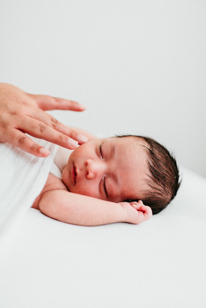 eugene newborn photographer documenting the in-between moments and family connection